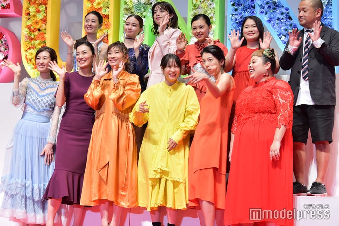 (後列左から)田辺桃子、山本舞香、池田エライザ、野田美桜、富田望生、大根仁監督(前列左から)ともさかりえ、板谷由夏、篠原涼子、広瀬すず、小池栄子、渡辺直美(C)モデルプレス
