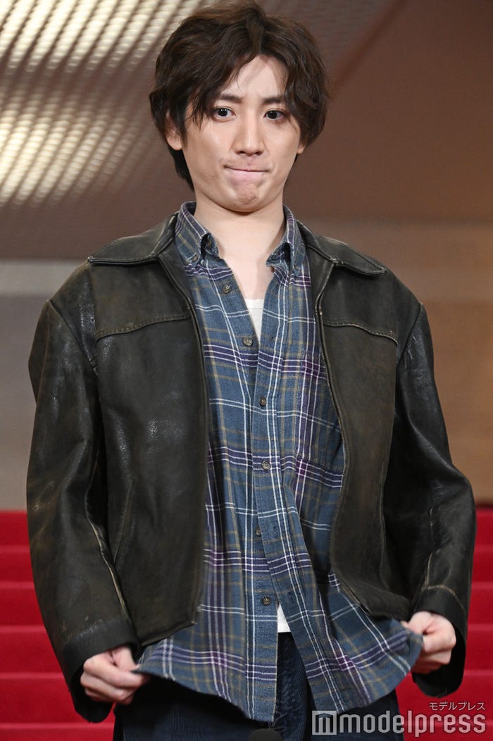 メンバーが休んでいる楽屋で急にギター演奏を始める京本大我(C)モデルプレス
