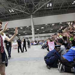 最後の握手会にて、ファンに笑顔で手を振る大島優子（C）AKS