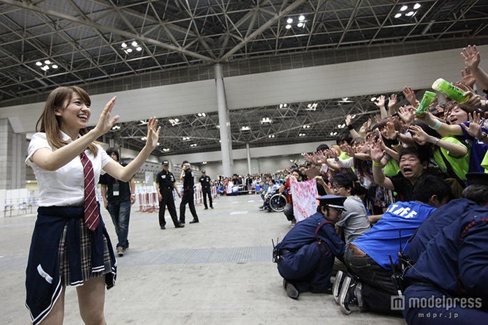 ファンに手を振る大島優子/(C)AKS