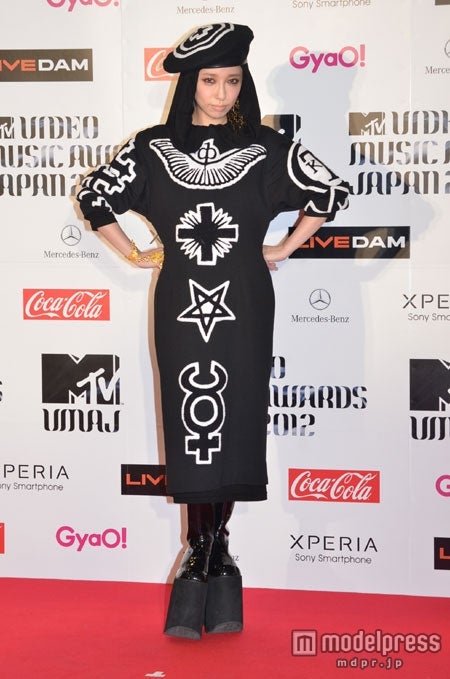 ＜速報＞加藤ミリヤ、24歳になり初の公の場に登場　レッドカーペットファッションで独特のセンス発揮