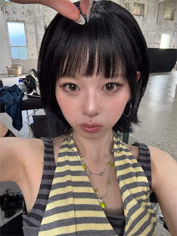 NiziU リク、"黒髪そばかすボブ"のオフショットを披露「みつばちみたいでめっちゃかわいい」