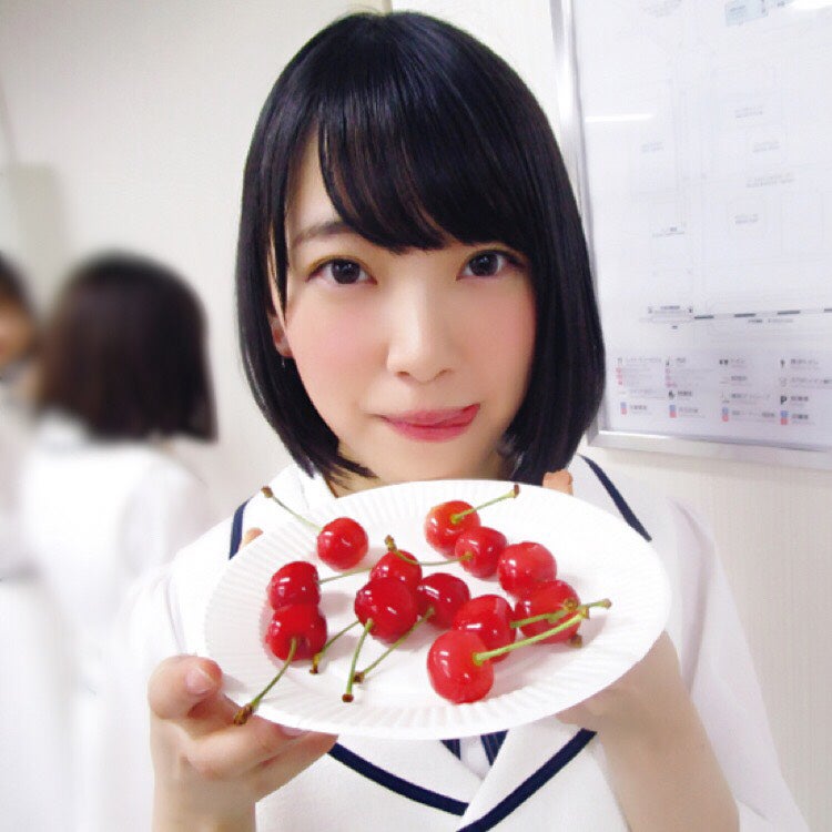 さくらんぼを手にして、うれしそうな堀未央奈（撮影：岩本蓮加／提供写真）