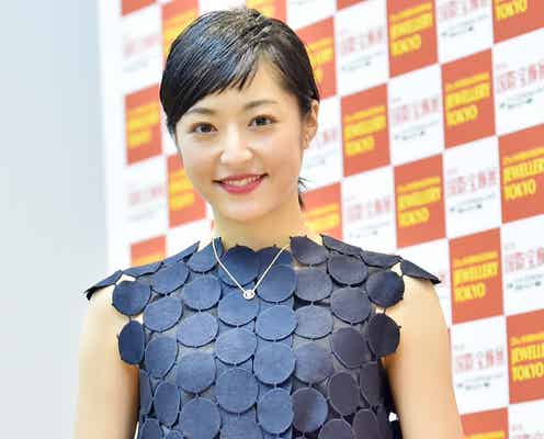 井上真央、オン眉&技ありドレスで個性派スタイル<ファッションチェック>
