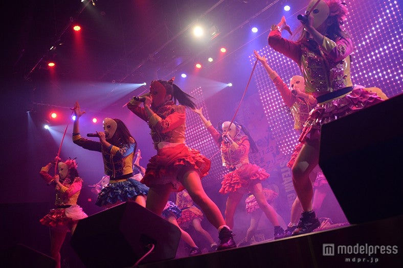 ライブでは激しいパフォーマンスが特徴の仮面女子