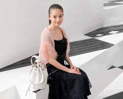 今田美桜、初のパリコレ「ロエベ」ショーに来場