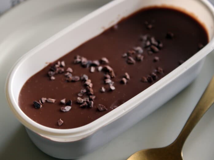 カカオニブを散らした表面は、ツヤのあるチョコレート