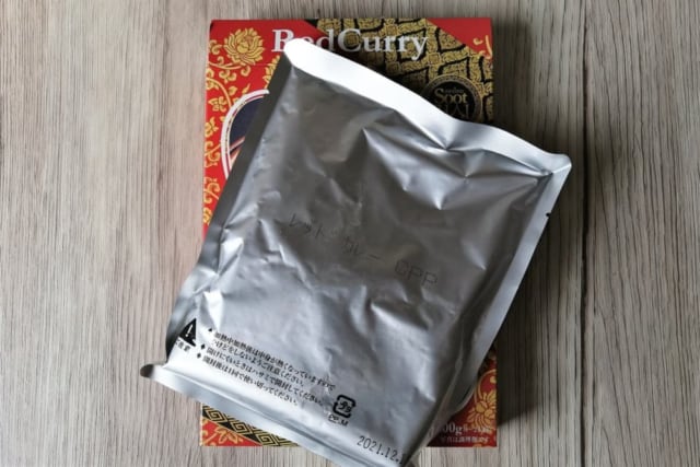 カルディ「スータイ レッドカレーチキン」のパウチ