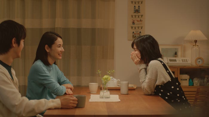 吉田羊、松岡茉優/新CM「愛に終わりはない」篇より(提供写真)