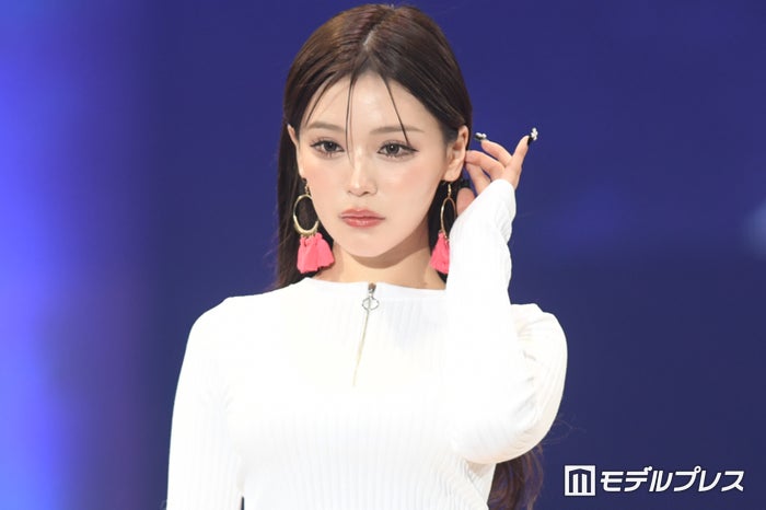 せいせい、変形ハイレグ水着で砂時計ボディ披露「セクシーすぎて直視できない」の声