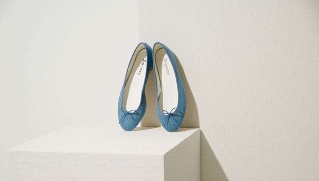 「Repetto(レペット)」の定番バレエシューズに、普段使いしやすい“デニムシリーズ”が新登場!