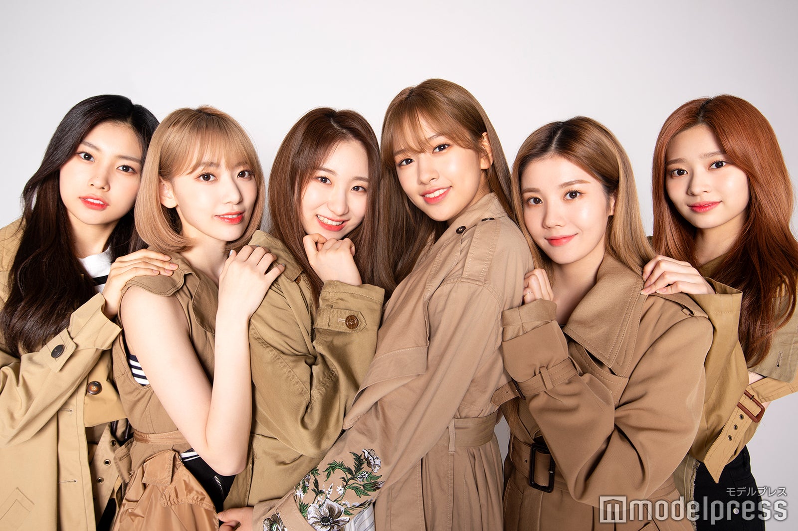 （左から）カン・ヘウォン、宮脇咲良、イ・チェヨン、アン・ユジン、クォン・ウンビ、キム・ミンジュ （C）モデルプレス