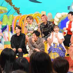 （前列左から）笑福亭鶴瓶、北村匠海、松坂桃李、須田亜香里、藤井サチ（後列左から）EXIT、Mr.シャチホコ（C）日本テレビ