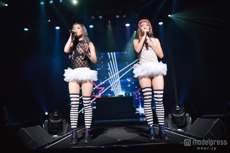 人気双子モデルユニット、美ヒップアピール　大胆衣装に早着替えでファン熱狂