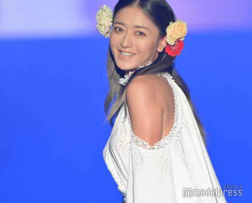 静岡出身・みちょぱ、オープンショルダードレス姿で凱旋ランウェイ 引き締まった肩チラ見せ<TGC しずおか 2024>
