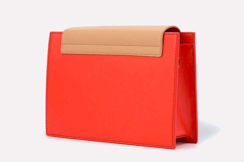 デュオトーンクラッチ「CHARLES & KEITH」4,471円（税込）／画像提供：CHARLES & KEITH OFFICIAL ONLINE STORE