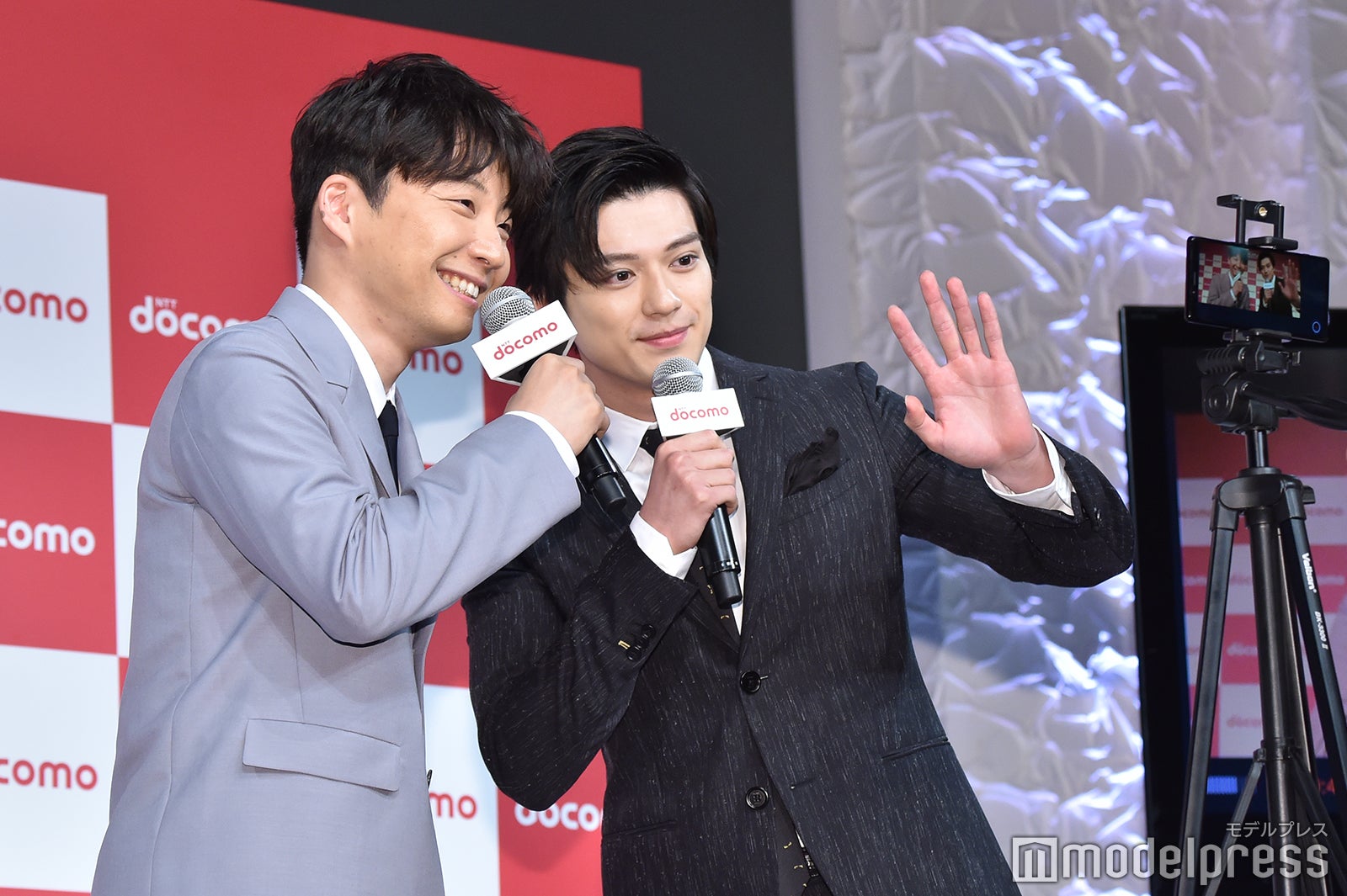 星野源、新田真剣佑 （C）モデルプレス