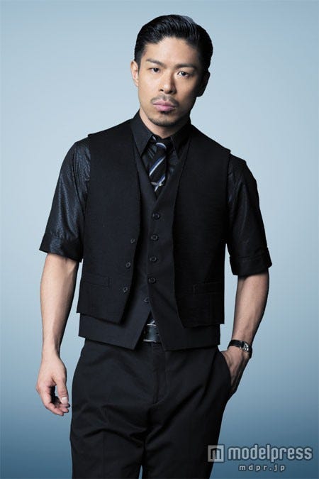 キャバクラの店長・水島役を演じるMATSU