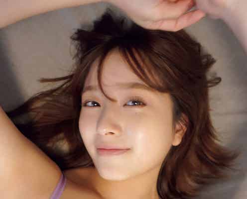 大和田南那、大胆ランジェリー姿でベッド寝転ぶ