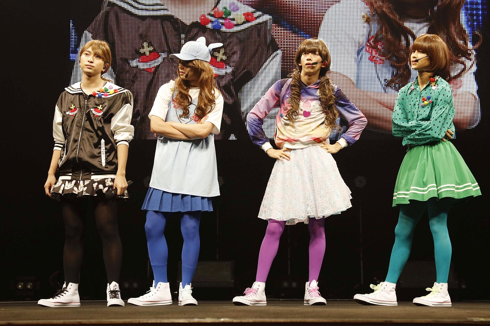 （左から）コーイチ・カイ・リョウガ・タクヤも女装で登場（写真提供：SDR／カメラマン：M.ミチコ）