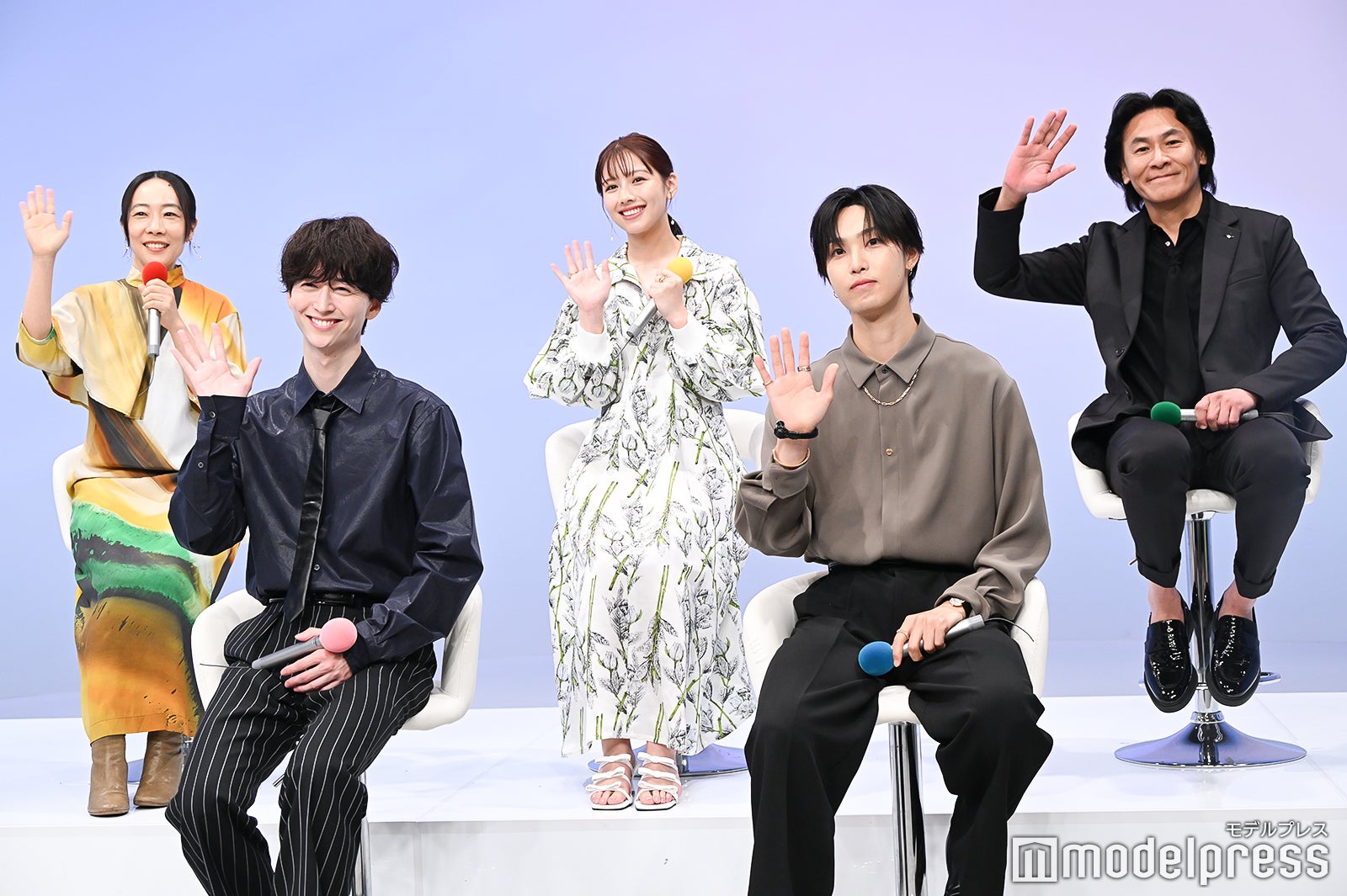 生配信を観ている視聴者へ手を振る（左上から時計回りに）山田真歩、渡邉美穂、高杉亘、堀夏喜、池田匡志（C）モデルプレス