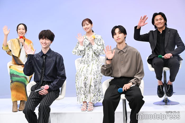 生配信を観ている視聴者へ手を振る(左上から時計回りに)山田真歩、渡邉美穂、高杉亘、堀夏喜、池田匡志(C)モデルプレス