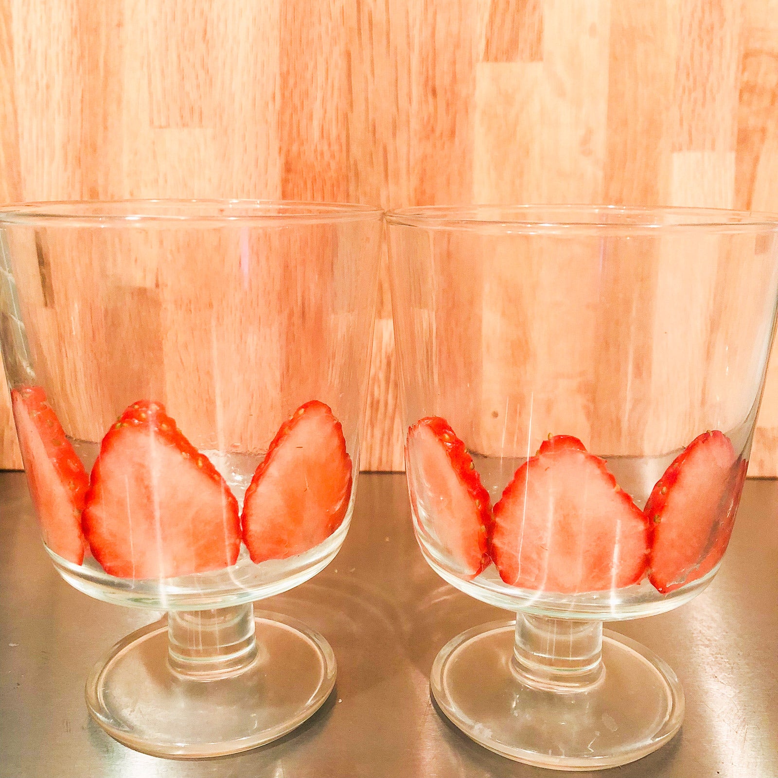 手順1：いちごは縦にスライスしコップに貼り付ける／画像提供：柏原歩