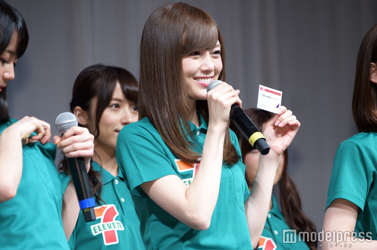 店長に昇格した白石麻衣（C）モデルプレス