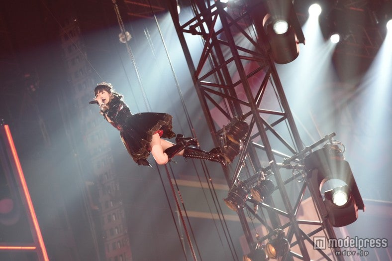 華麗に舞う、渡辺麻友（C)AKS