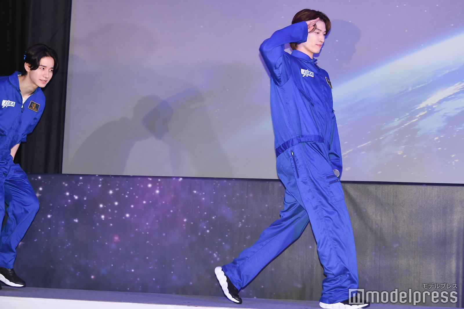 敬礼ポーズをして登壇する金城碧海 （C）モデルプレス