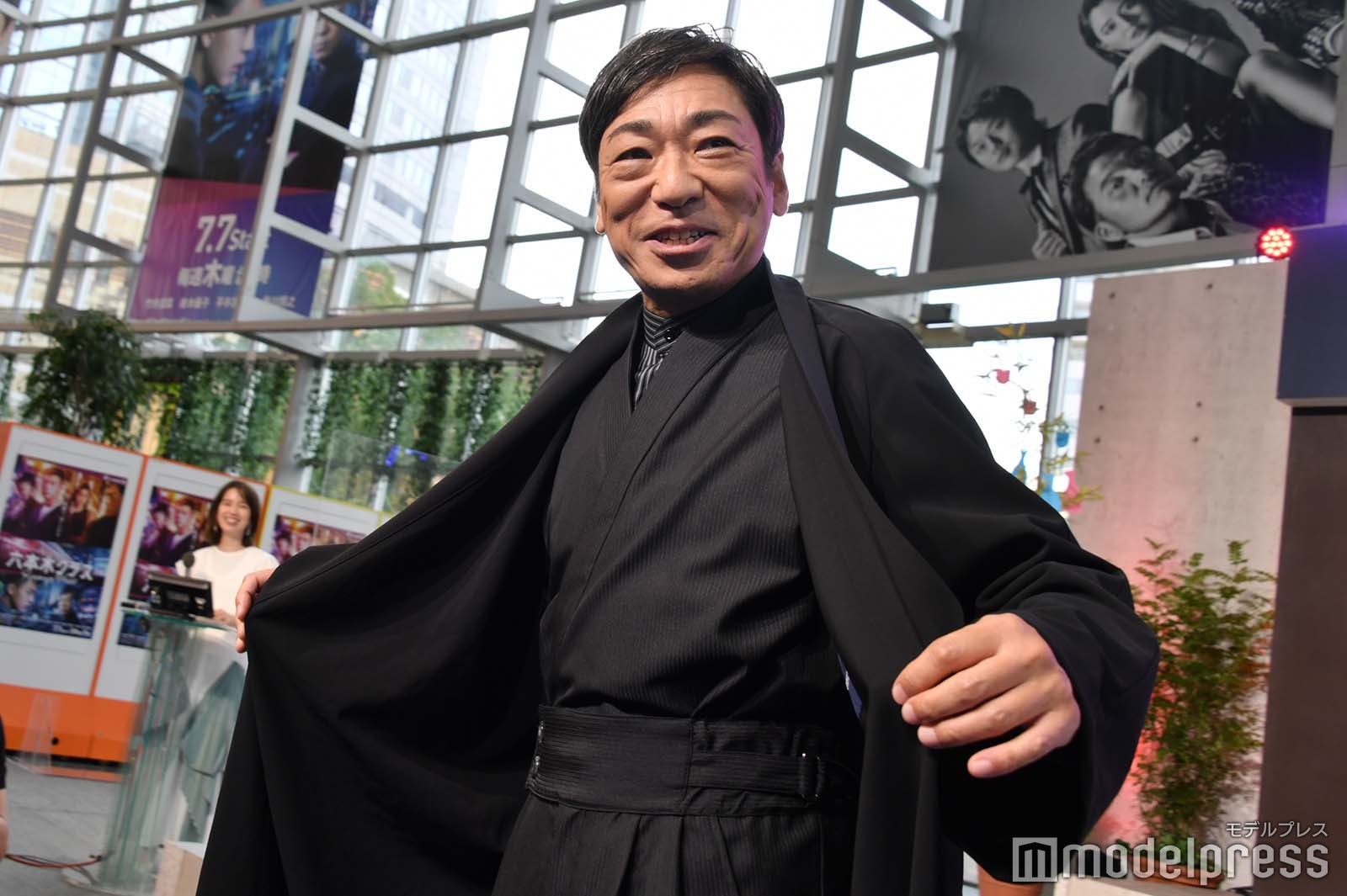 去り際記者に衣装を見せてくれる香川照之 （C）モデルプレス