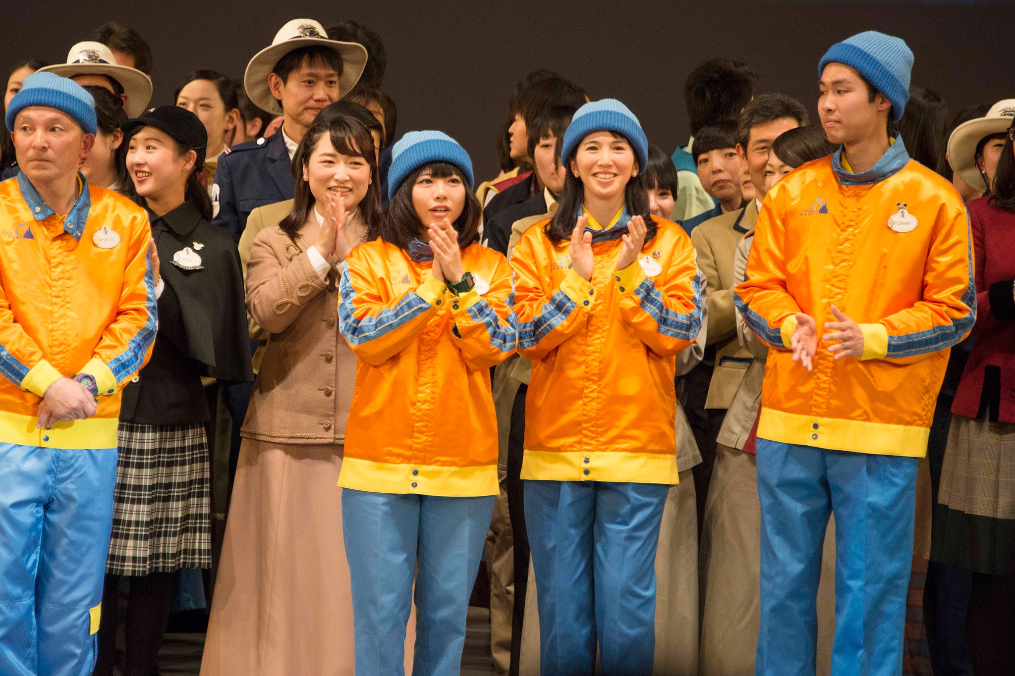 姉妹で受賞した小林あすかさんと穴繁えりなさん（C）Disney