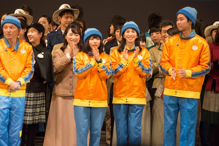 姉妹で受賞した小林あすかさんと穴繁えりなさん(C)Disney
