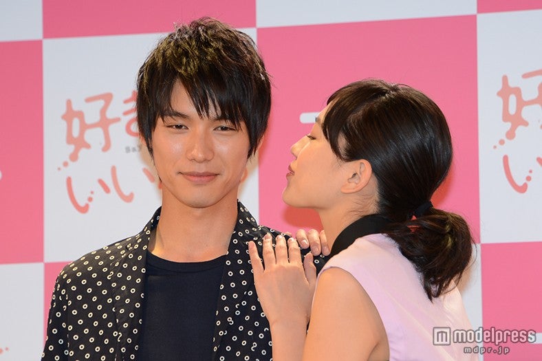福士蒼汰（左）の頬にキスをする川口春奈（右）