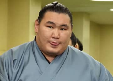 横綱豊昇龍、あまりの美しさにガチガチ？大女優が相撲部屋を訪問 超貴重2ショに反響「顔ちっさ！」「すごい」