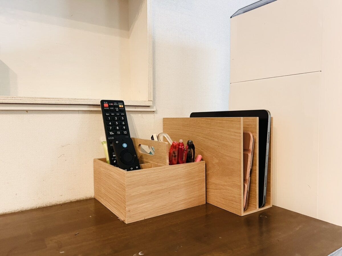 木製ボックスにリモコンやペンをまとめた見せる収納 木製ボックスにリモコンやペンをまとめた見せる収納