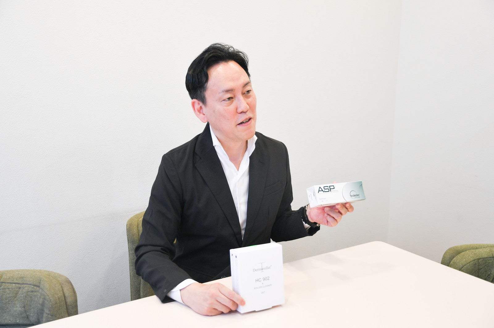 ダーマローラーとASPニードルを説明する岩田真人氏（提供素材）