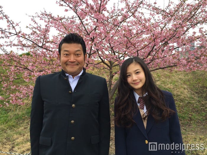 情報バラエティー「にじいろジーン」のレギュラーを務める清水富美加(右)、山口智充(左)/(C)関西テレビ