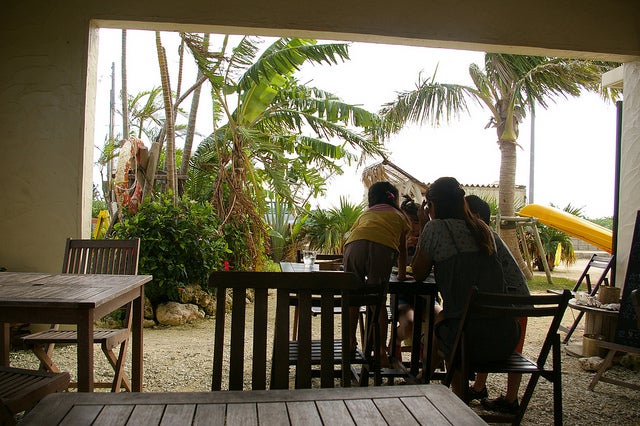 「Yacha Yacha」店内／ヤッカヤッカ by Nao Iizuka