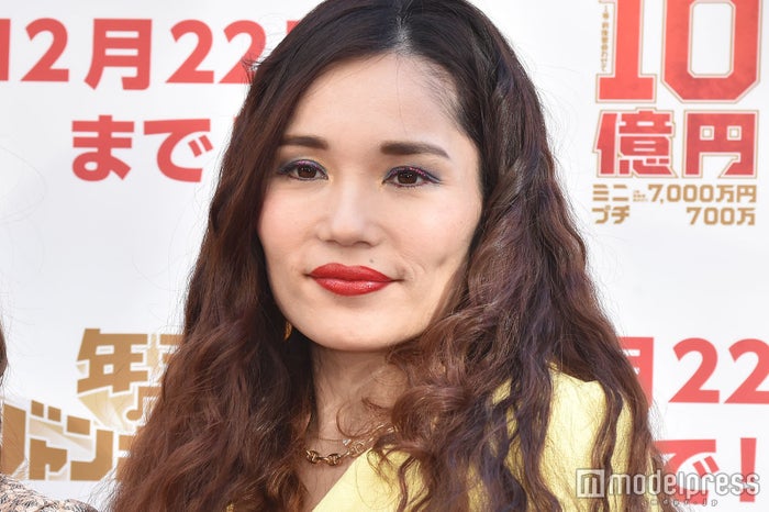 平野ノラ、美脚スラリのミニスカ×ロングブーツ姿「それスノ」ママコーデに「着こなし最高」「爽やかセクシー」と反響