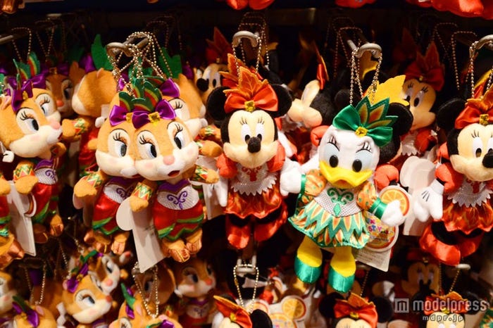 クラリスのぬいぐるみバッチ(左)/TDS