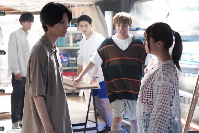 (左から時計回りに)間宮祥太朗、水上恒司、白濱亜嵐、吉川愛、萩原利久「真夏のシンデレラ」第4話より(C)フジテレビ