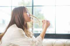 手を握るのは好意があるから 女性の手を握る男性心理と対処法 モデルプレス 手を握るのは好意があるから 女性の手を握る男性心理と対処法 モデルプレス