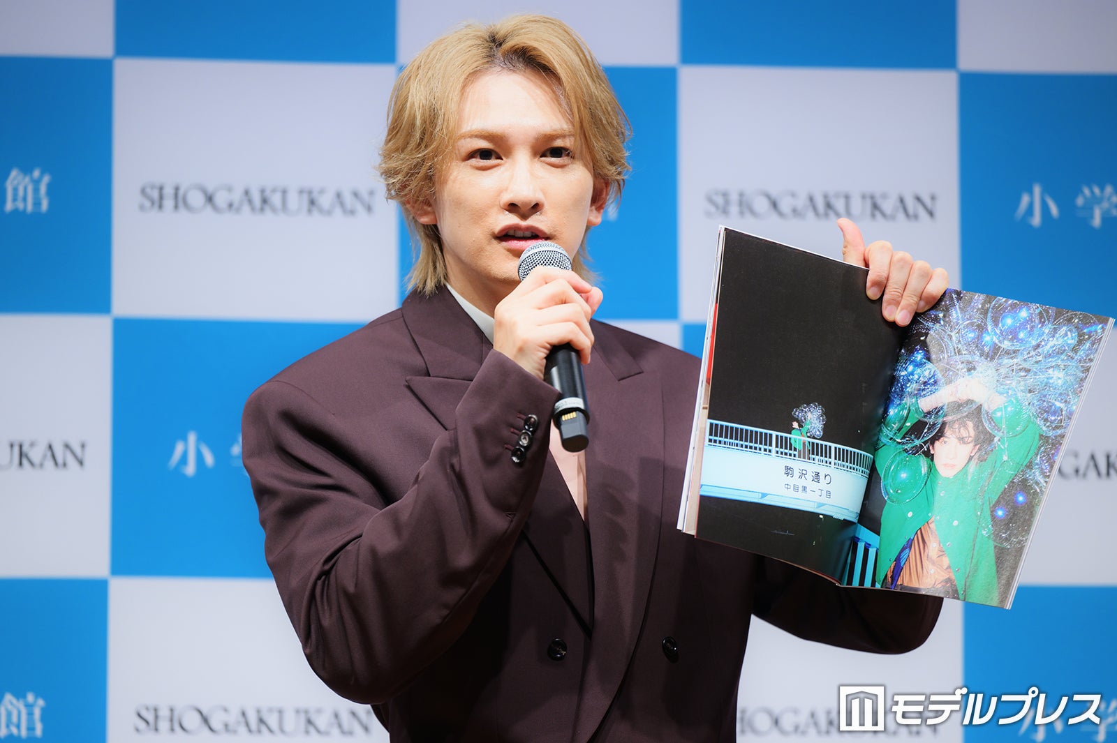 フォトブックのお気に入りカットを見せる町田啓太（C）モデルプレス