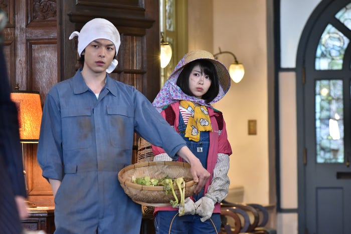 中村倫也、浜辺美波/「崖っぷちホテル!」第3話より(C)日本テレビ