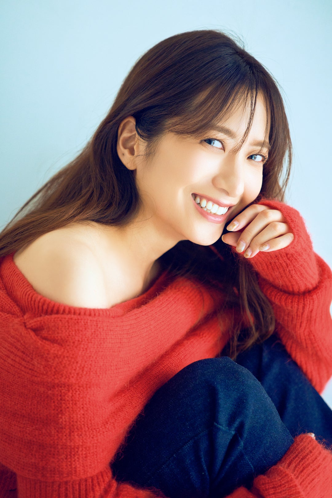 笹崎里菜アナ、オフショルニットから美肩チラリ「週刊FLASH」初登場で初表紙