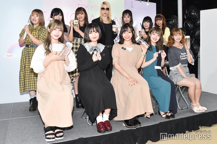 (前列左から)神宿/羽島めい、小山ひな、一ノ瀬みか、塩見きら、羽島みき(後列左から)そわんわん、三年食太郎、ねお、ROLAND、kamin、showroomオーディション勝者2名 (C)モデルプレス