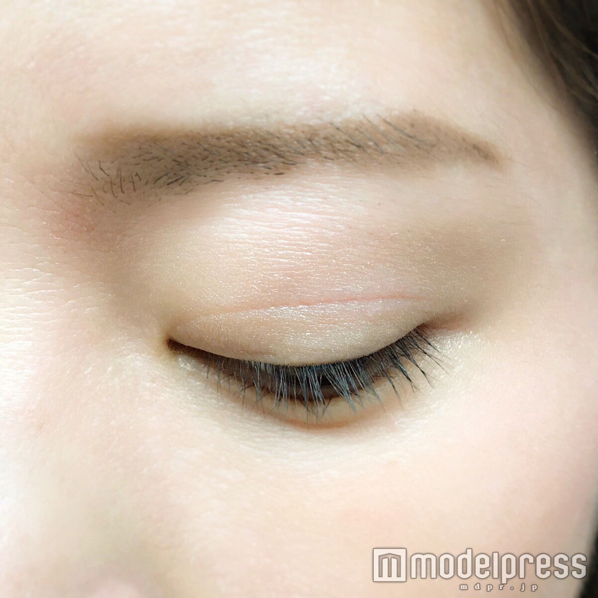 シマーなベージュをアイホール全体にON／写真：Risa（C）モデルプレス