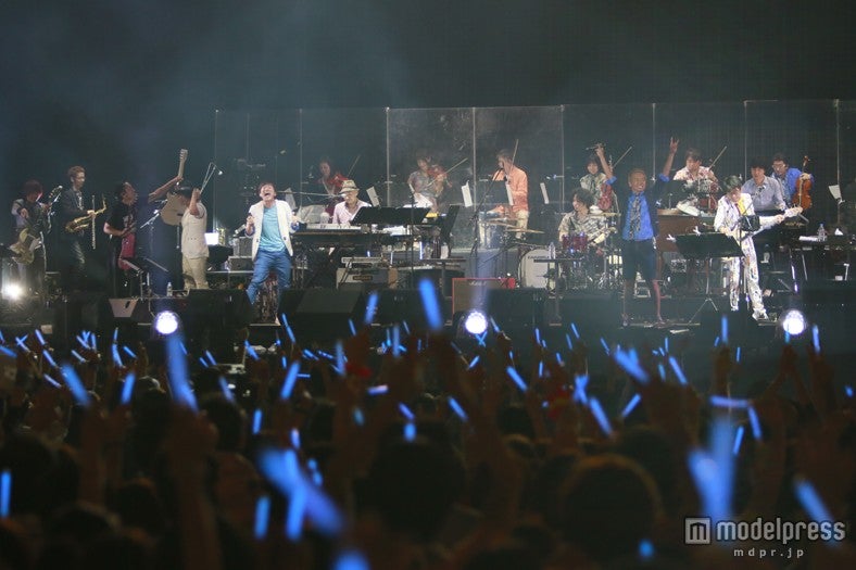 ライブパフォーマンスをしたウカスカジー