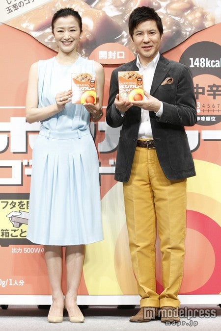 「ボンカレーゴールド」新商品・新CM発表会に出席した（左から）鈴木京香、関根勤
